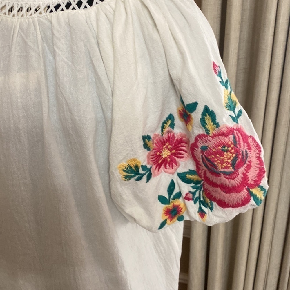 Savanna Jane Embroidered Top Small NWT - Picture 4 of 9